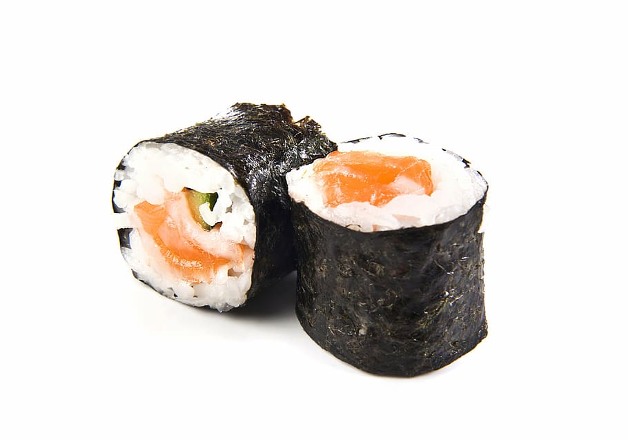 dos sushis, maki, pescado, arroz, salmón, crudo, sushi, mariscos, fondo blanco, comida japonesa