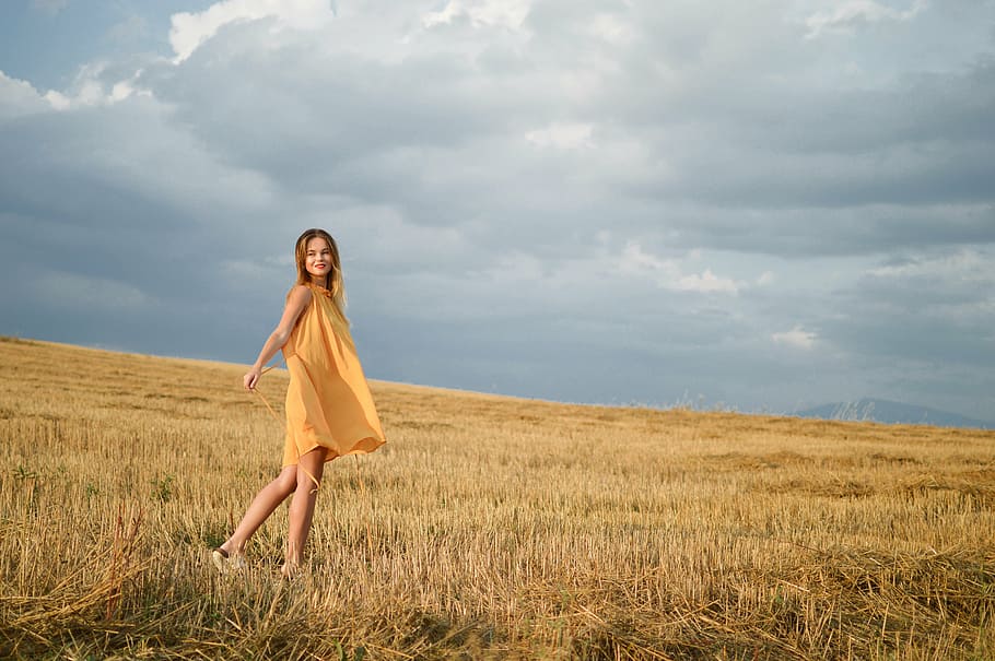 mulher, vestindo, amarelo, mini vestido sem mangas, Andando, grama, pessoas, montanha, terras altas, ao ar livre