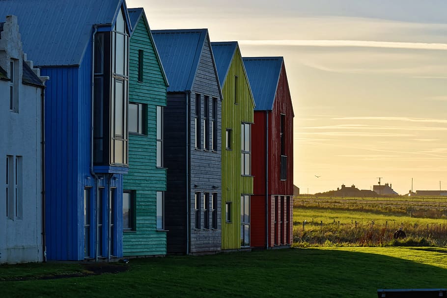 青, 緑, 灰色, 黄色, 赤, 木造, 住宅, 色付きの家, 黄色い家, 赤い家