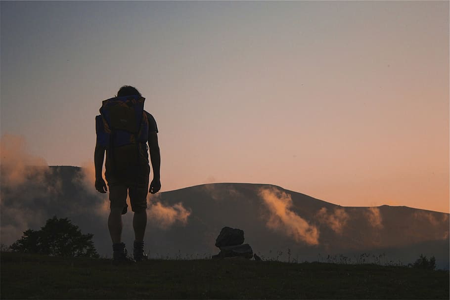 hombre, llevando, excursionismo, mochila, enfrentando, montaña, silueta, foto, excursionista, al aire libre
