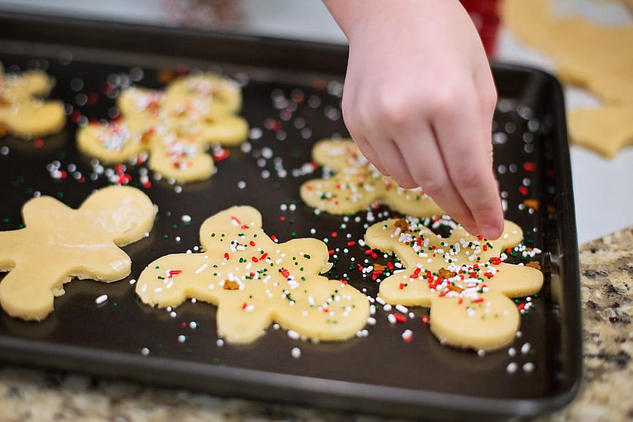 caramelos para niños pequeños, emulsión de galletas, galletas de navidad, galletas, navidad, horneado de navidad, decoración, chispas, mano humana, comida