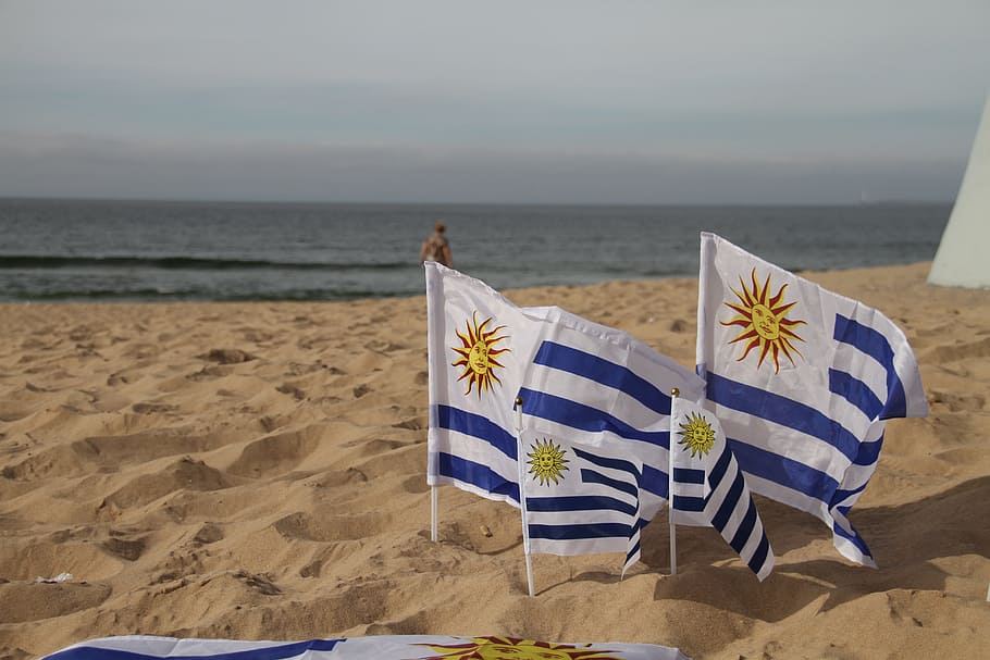 quatro, sinalizadores de branco-azul-e-amarelo, areia, ao lado, beira-mar, dia, Uruguai, bandeira, país, praia