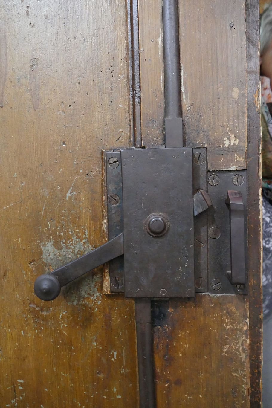 Самодельный дверной. Самодельный дверной замок. Замки для входной двери в гараж. Защёлка дверная на железную дверь самодельная. Самодельная железная дверь.