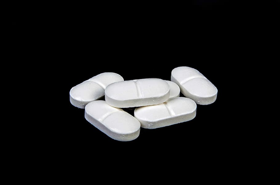cinco comprimidos brancos, cinco, branco, comprimidos, paracetamol, medicamento, preto, anti, médico, close-up