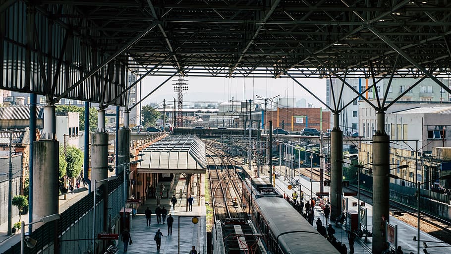 foto sudut tinggi, stasiun kereta api tidak ramai, kereta, stasiun, arsitektur, metro, rel, kereta api, platform, orang-orang