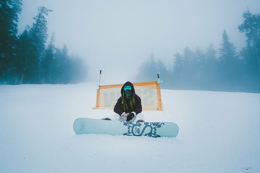 manusia, duduk, lapangan salju, snowboard depan, orang, hitam, hoodie, memegang, putih, snowboard