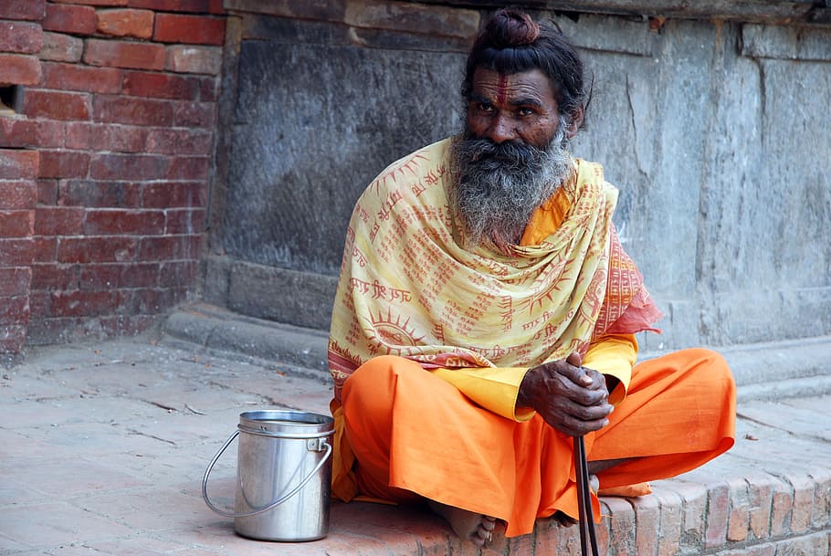 homem, laranja, casaco, sentado, parede, nepal, iogue, hinduísmo, sadhu, índia