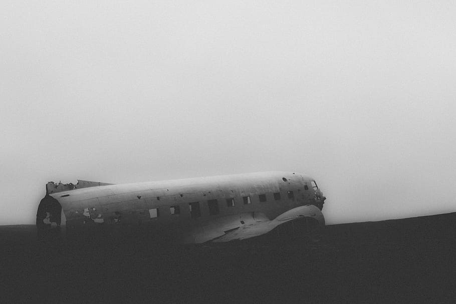 foto em tons de cinza, destruído, avião, acidente, destroços, preto, branco, escala de cinza, coisas, preto e branco