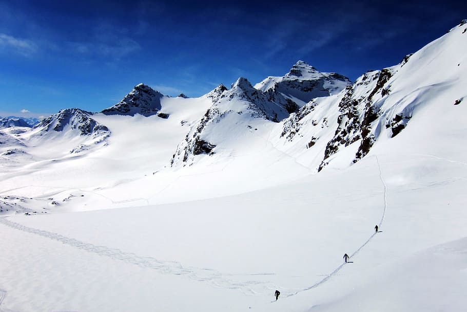 três, esquiadores, atravessar, nevado, pistas, francês, alpes, ensolarado, dia de inverno, Val Thorens