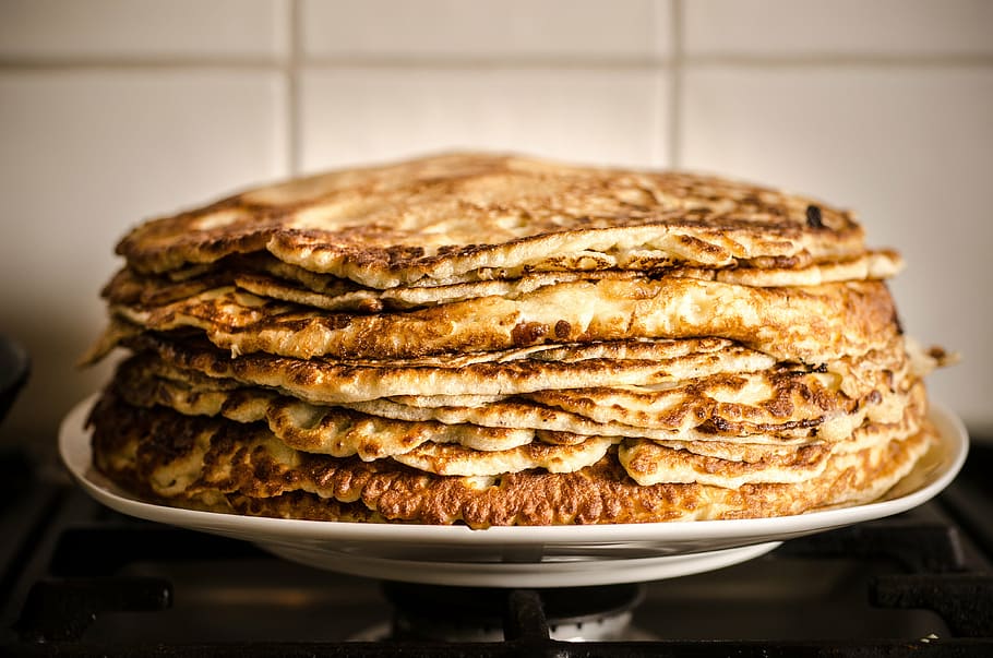 pancake di piring, pancake, putih, keramik, piring, sarapan, makanan, pagi, dapur, roti
