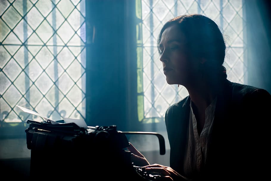 mujer, negro, arriba, mirando, máquina de escribir, escritor, máquina, escribir, viejo, escritura