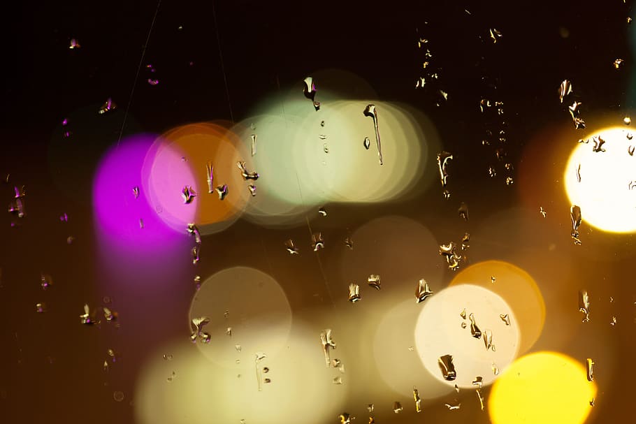 fotografía bokeh, lluvia, goteo, reflejos, refracción, magenta, naranja, amarillo, desenfoque, macro