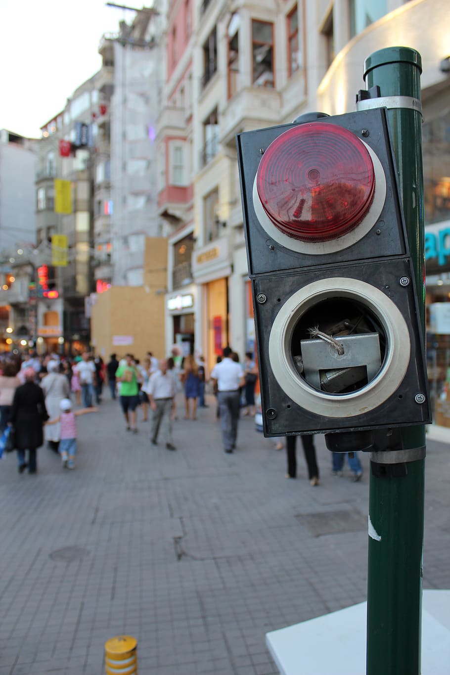 um semáforo, semáforos, pedestres, sinais de alerta, lâmpada quebrada, um semáforo quebrado, avenida, luz vermelha, luz yesil, cidade