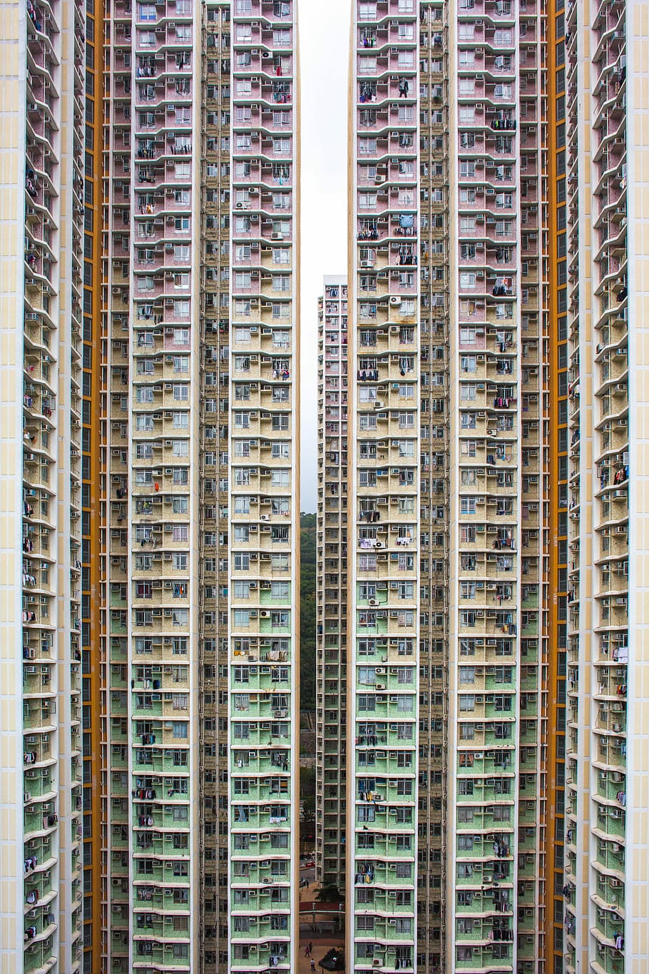vista de pájaro, blanco, marrón, concreto, edificio, durante el día, arquitectura, apartamento, rascacielos, estructura construida