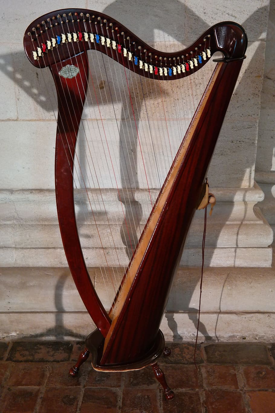 plucked, Harp, Plucked String Instrument, stringed instrument, strings, voice pins, neck, head, knee, concert harp