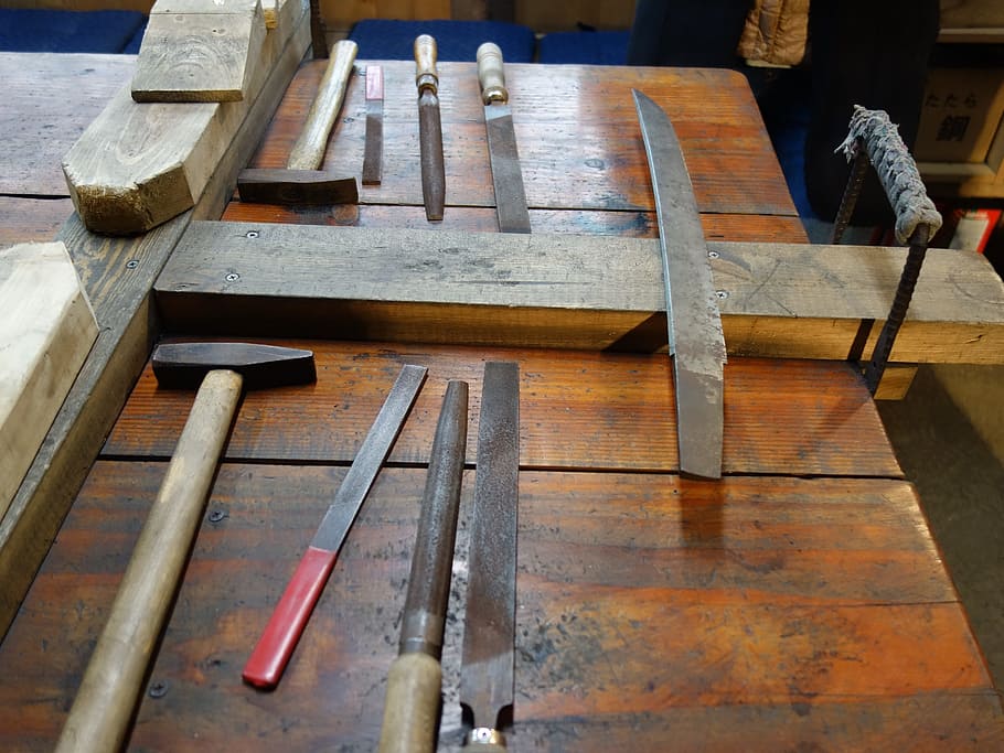 espada, desbaste, antes de procesar, madera - material, vista de ángulo alto, nadie, taller, herramienta de trabajo, interiores, mesa