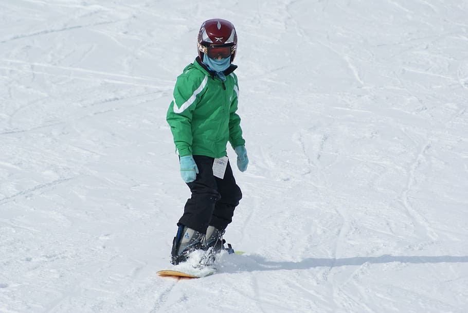 hombre, vistiendo, verde, chaqueta, en pie, tabla de snowboard, niño, invierno, deporte, nieve