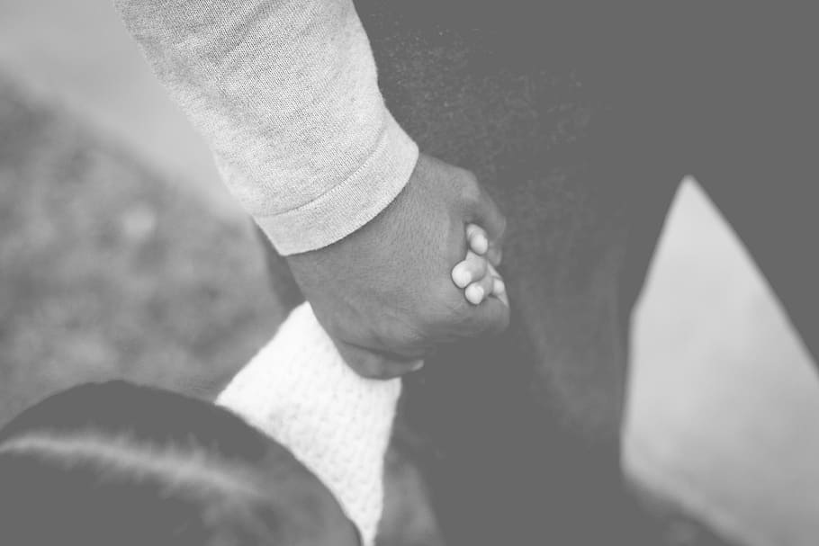 homem, segurando, mão de bebê, filha, menina, pai, mãos, preto e branco, criança, pessoas