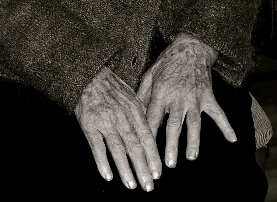 persona, mostrando, manos, anciana, abuela, edad, adulto mayor, mano humana, gente, arrugado