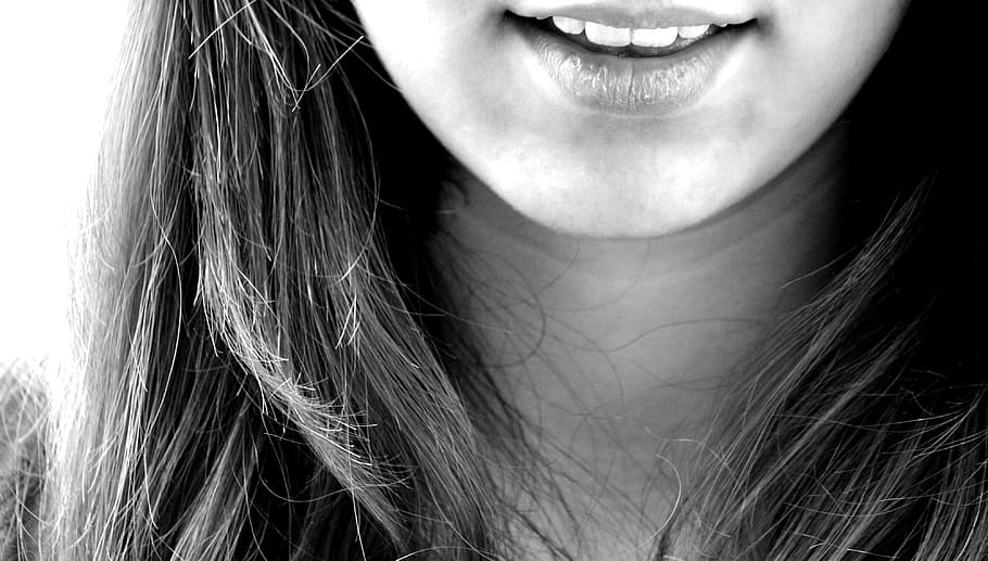 Fotografía en escala de grises, mujer, pegarse, boca, abrir, sonreír, reír, niña, dientes, mentón