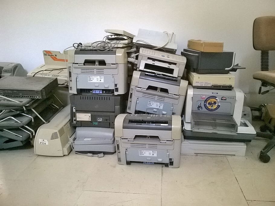 impressoras multifuncionais empilhadas, impressoras, velho, abandonado, reciclagem, impressora, tecnologia, equipamento, escritório, imprimir