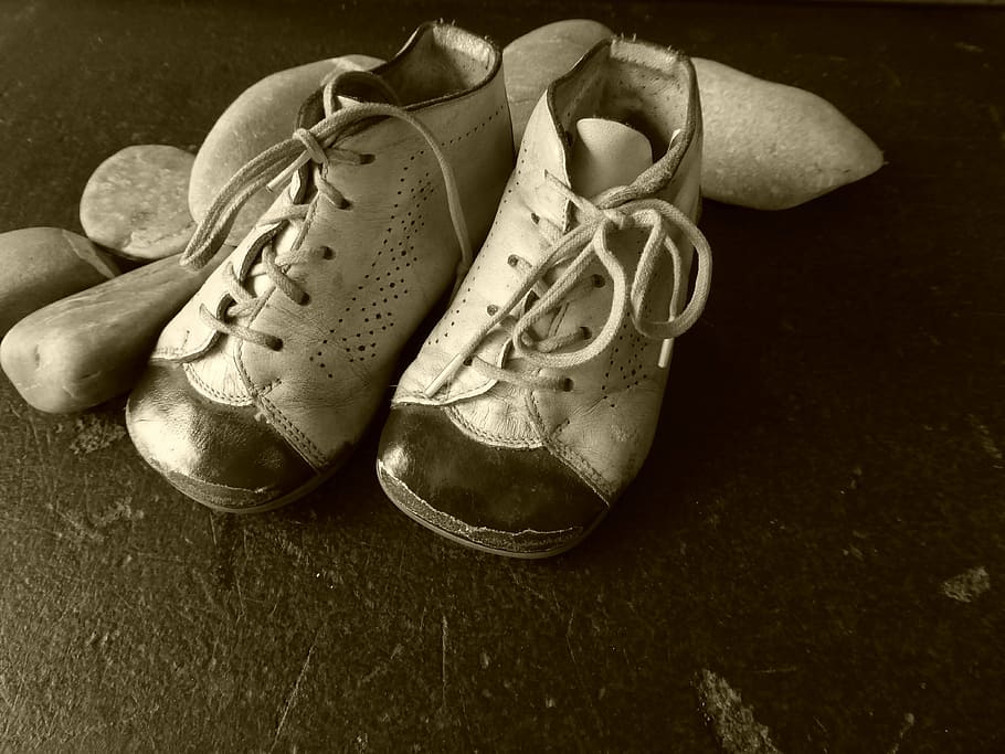 infância, sapato, cadarço, couro, sapatos de couro, memória, aprender a andar, crescimento, moda, passado