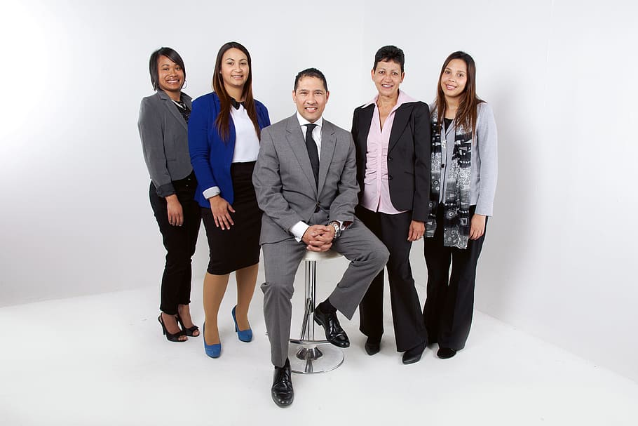 foto de cinco personas, empleados, equipo, corporativo, trabajo en equipo, oficina, personal, negocios, profesional, trabajo