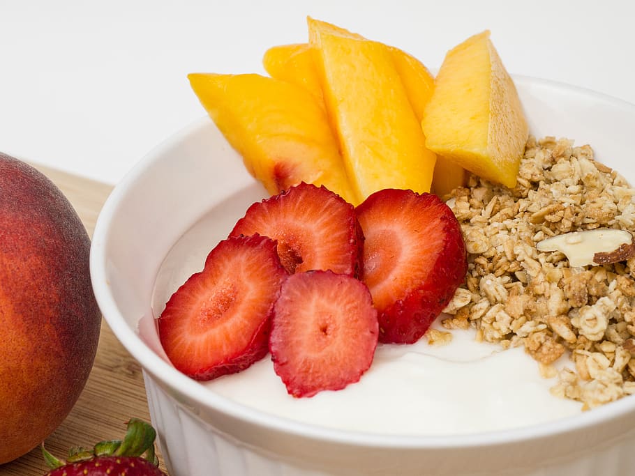 granola, yogurt, persik, stroberi, sehat, makanan, makanan dan minuman, makan sehat, buah, kesejahteraan