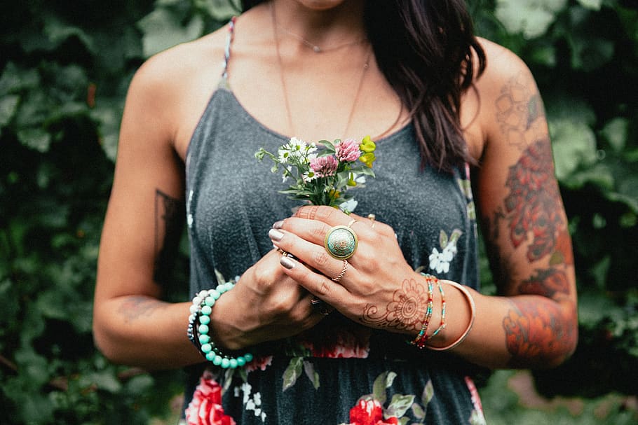 mulher, segurando, flores, senhora, fêmea, tatuagem, buquê, flora, flor, jardim