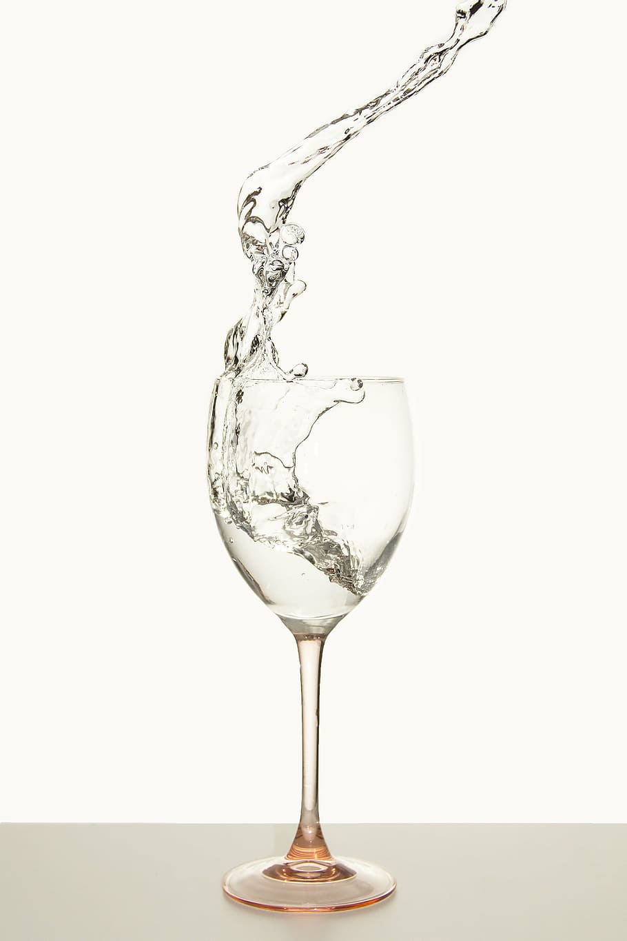 クリア, ワイングラス, 注ぐ, 液体, 水, ガラス, 水しぶき, 飲み物, 軽食, 白い背景