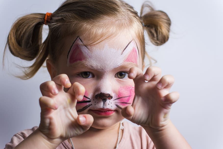 niña, pintura de la cara, mostrando, garras de gato, bebé, gato, niños, lindo, maquillaje aqua, juego