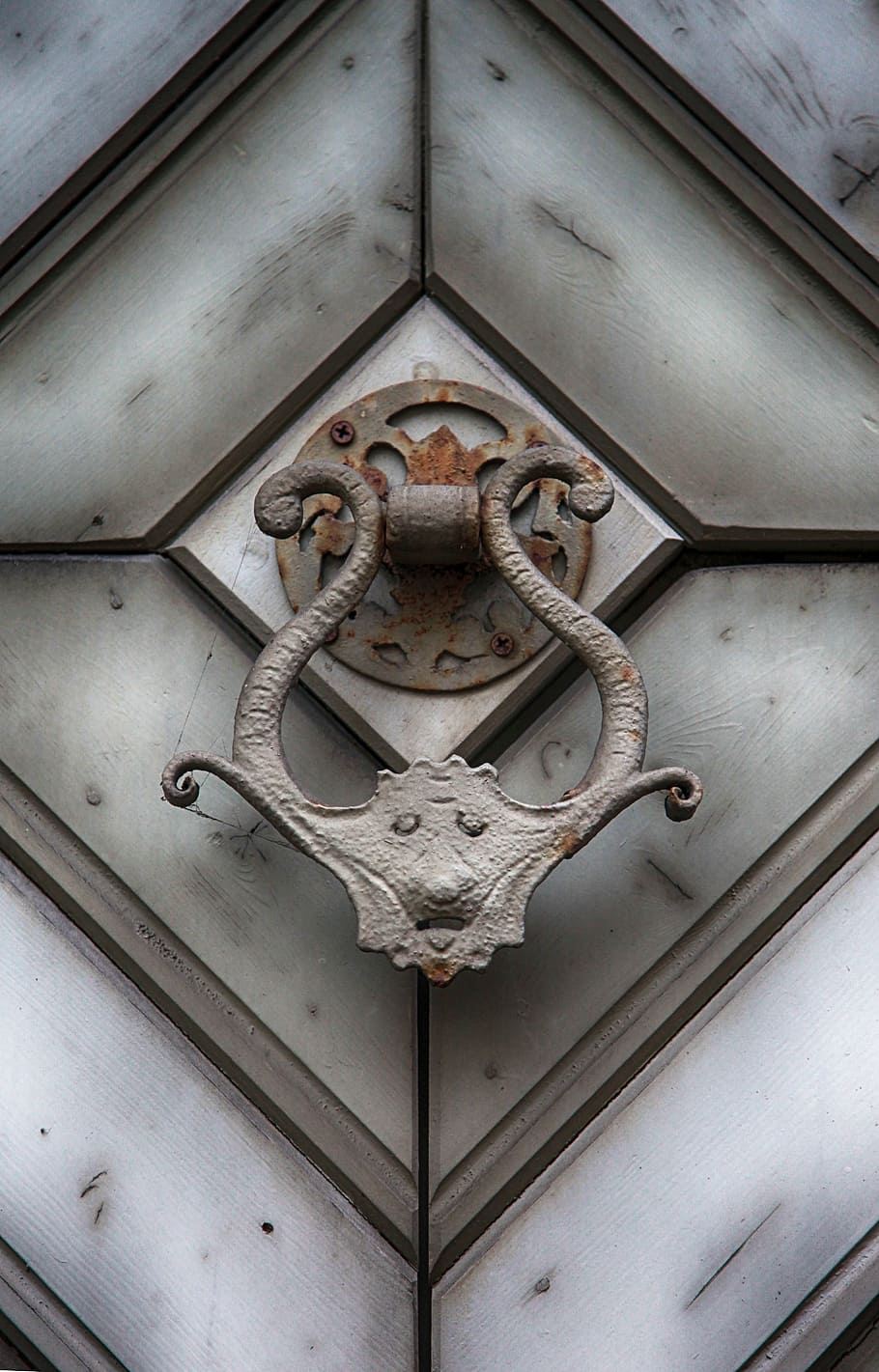 Thumper, hierro forjado, metal, ornamento, montaje, puerta, entrada, históricamente, viejo, llamada en espera