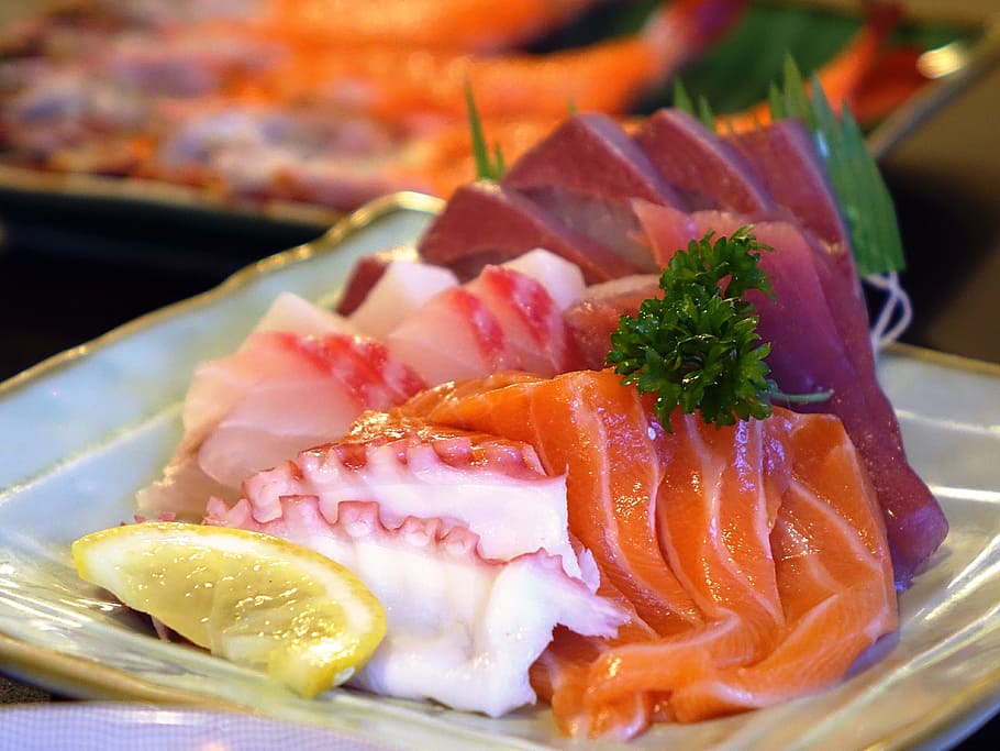 carne de salmón, en rodajas, limón, sashimi, pescado de salmón, comida, mariscos, japonés, pulpo, crudo