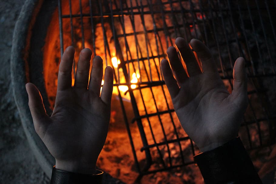 fogueira, calor, mãos, humano Mão, prisioneiro, mão, parte do corpo humano, mão humana, chama, duas pessoas