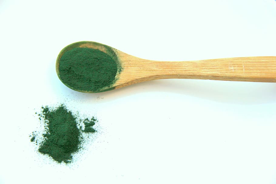 madera, cuchara, verde, polvo, espirulina, alga, proteínas vegetales, desintoxicación, nutrición, color verde