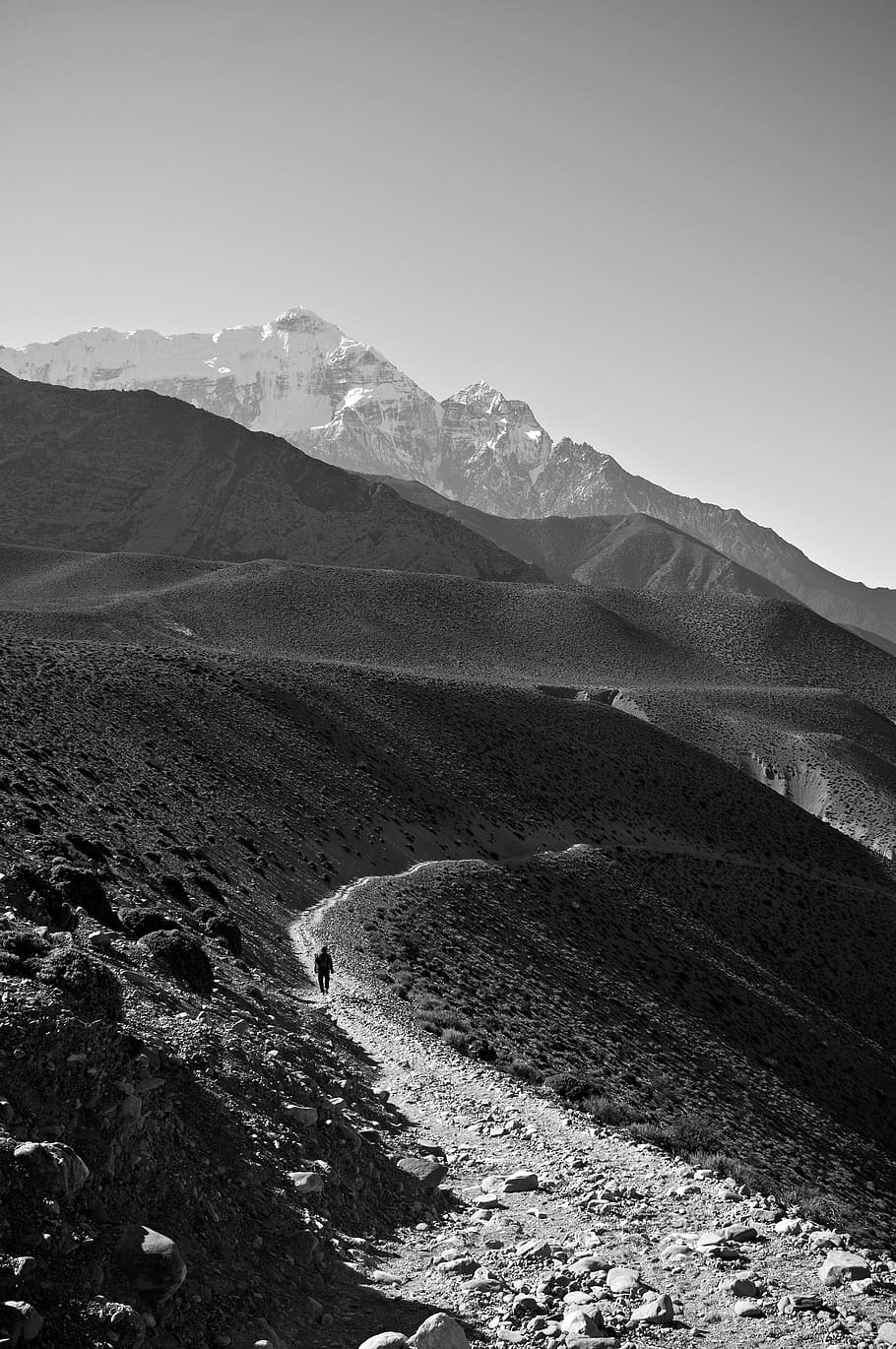 fotografía en escala de grises, persona caminando, gris, rocoso, pendiente, escala de grises, foto, montaña, cordilleras, Nepal