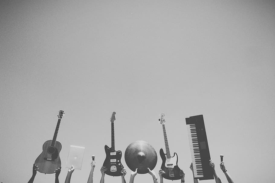Fotografía en escala de grises, instrumento, personas, tenencia, música, manos, músicos, instrumentos, guitarras eléctricas, guitarra acústica