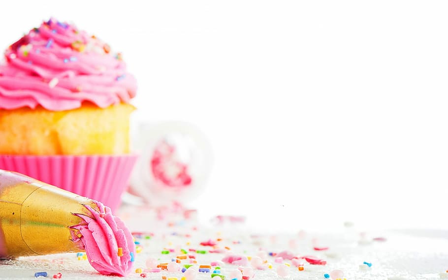 ピンク, アイシングで覆われたカップケーキ, 白, 表面, ケーキ, 誕生日, 紙吹雪, 砂糖, 甘い, 甘い食べ物