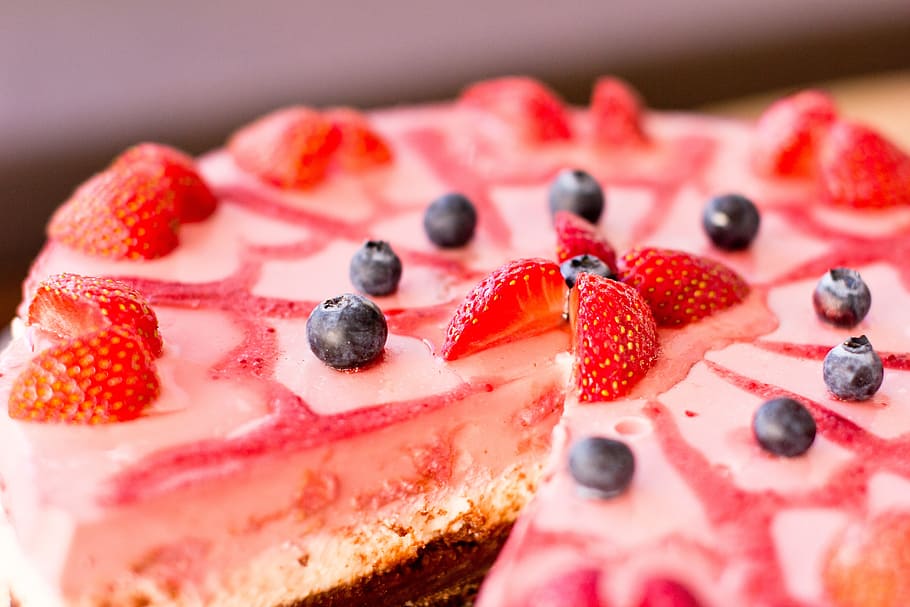 closeup, cake, strawberry toppings, food, drinks, blueberries, blueberry, cheesecake, decoration, decorative