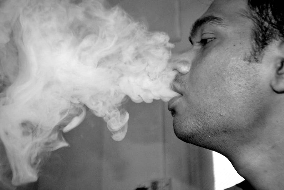 fumaça, cara, soprando, narguilé, tabaco, fumo, abuso, vício, respiração, câncer