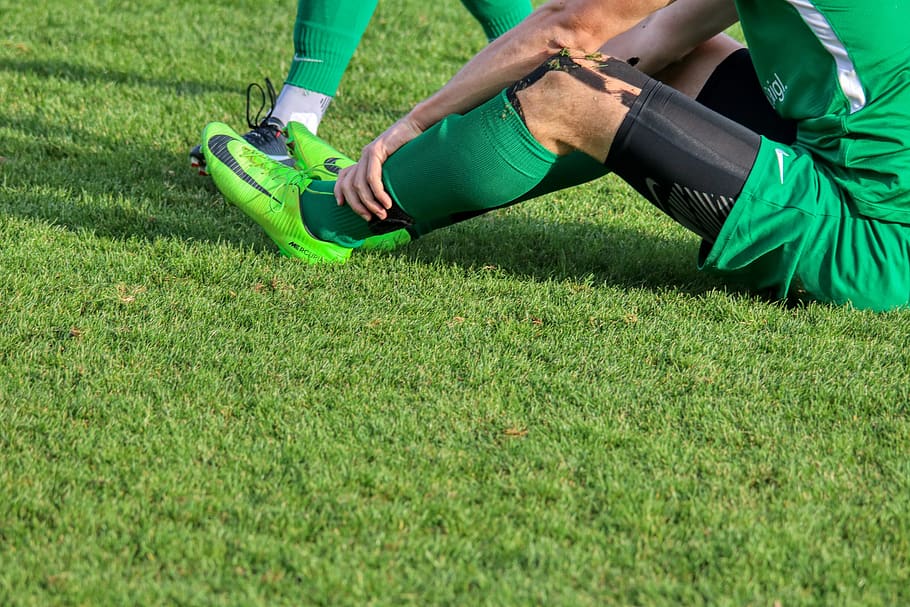 injury, football, pain, foul, injured, competition, sport, grass, green color, human leg