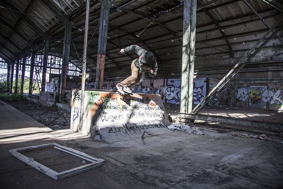 Künstler, um, die, Aber, man, riding, skateboard, architecture, built structure, abandoned