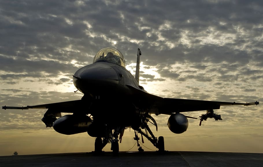 fotografi siluet, jet fighter, militer, jet, pesawat terbang, jalur penerbangan, darat, pesawat, f-16, fighting falcon
