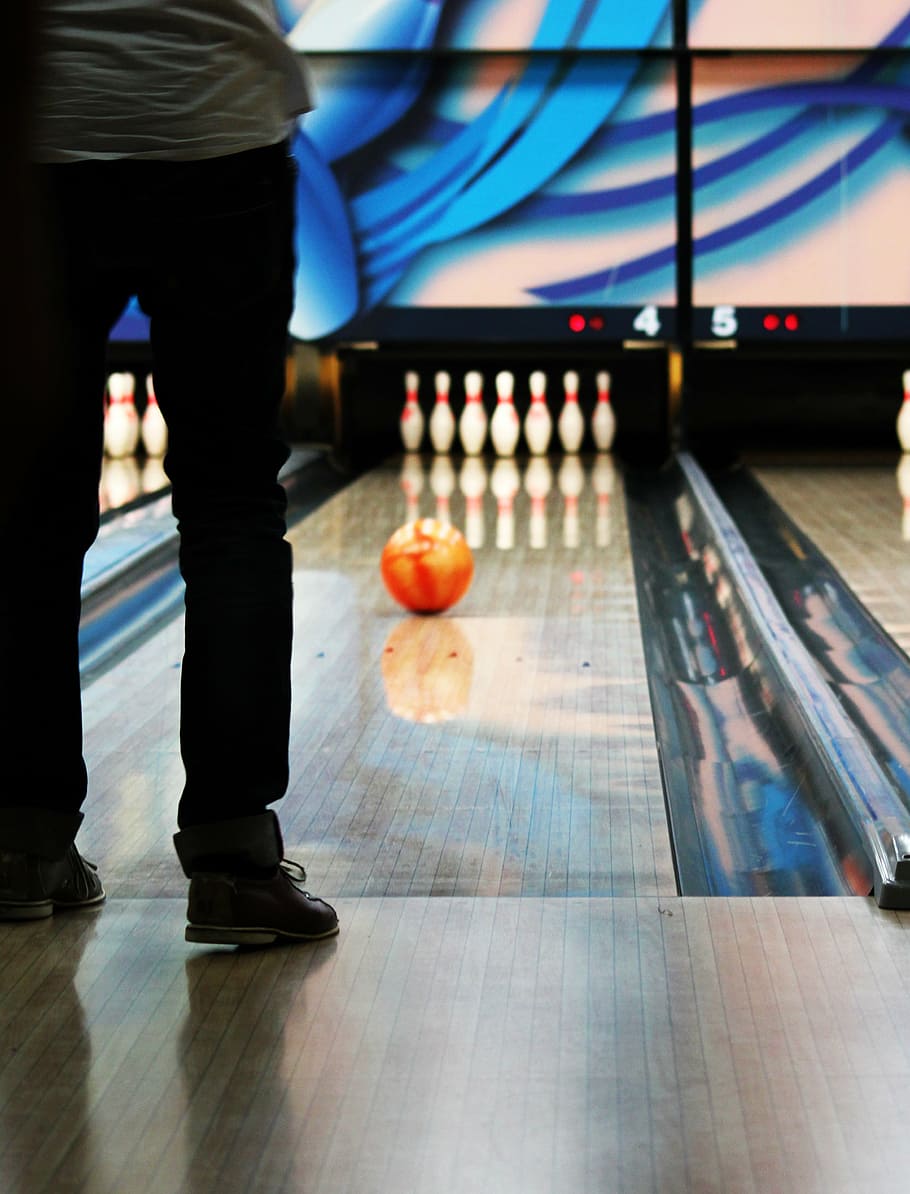 man, standing, bowling court, bowling, bowling alley, leisure, recreation, activity, indoor, sport