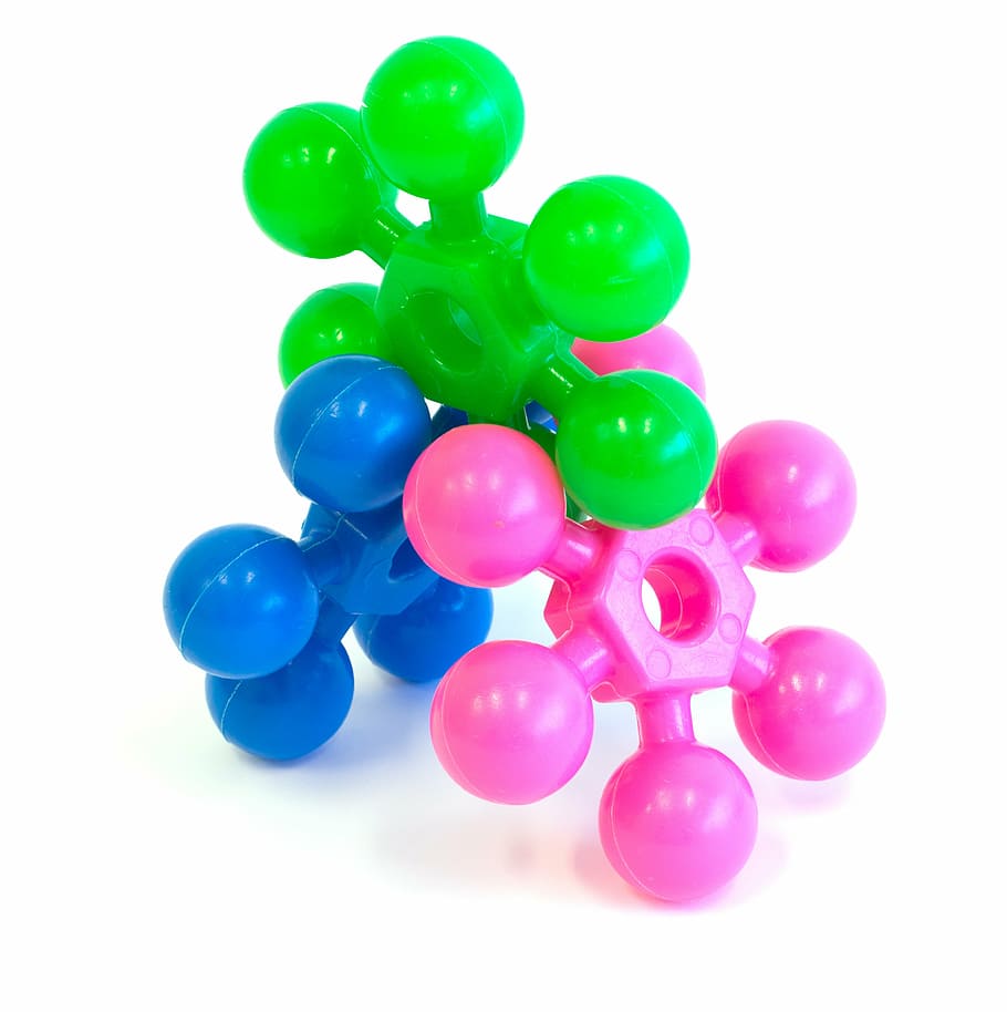 juguetes de moléculas de colores variados, juguetes para niños, coloridos, aislados, fondo blanco, preescolar, educación, juegos, niños pequeños, guardería