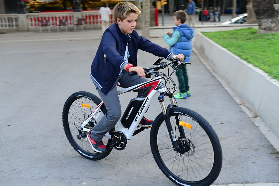 moto, bicicleta elétrica, bicicleta de montanha, bicicleta, elétrico, branco, criança, andar, transporte, esporte