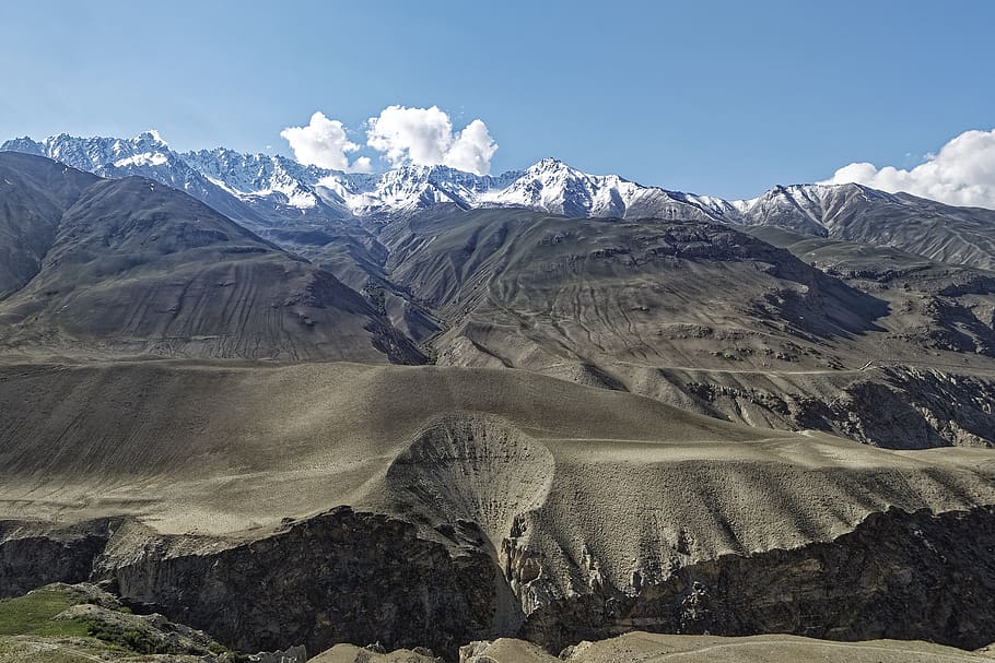 tajiquistão, província de mountain-badakhshan, pamir, montanhas altas, vale do pamir, paisagem, montanhas, neve, nuvens, céu