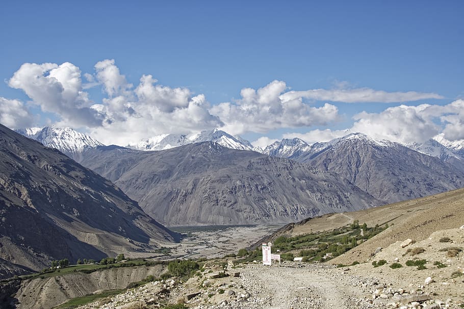 tajiquistão, província de mountain-badakhshan, pamir, montanhas altas, vale do pamir, paisagem, montanhas, neve, nuvens, céu