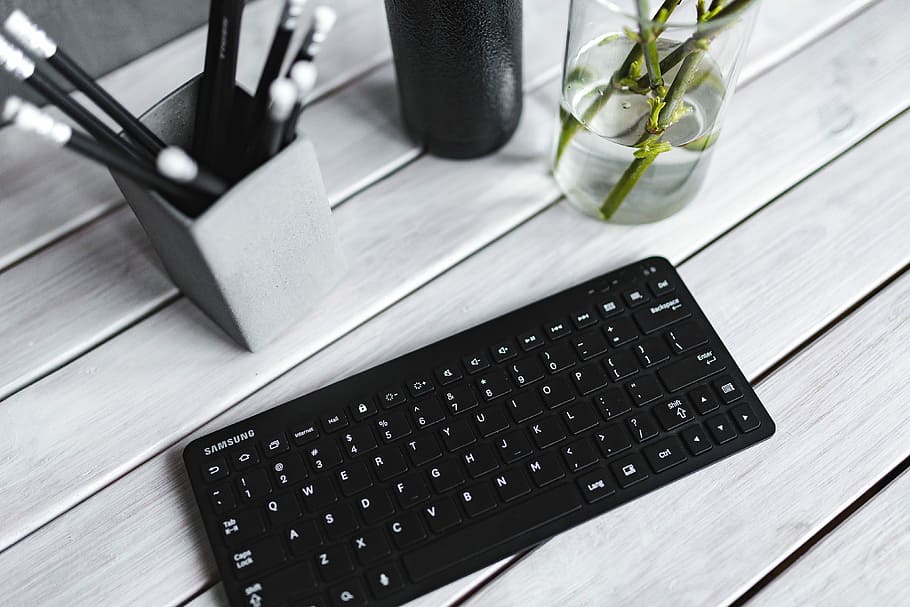 черный, клавиатура, карандаши, белый, Таблица, Бутылка, растение, стол письменный, компьютер, Офис