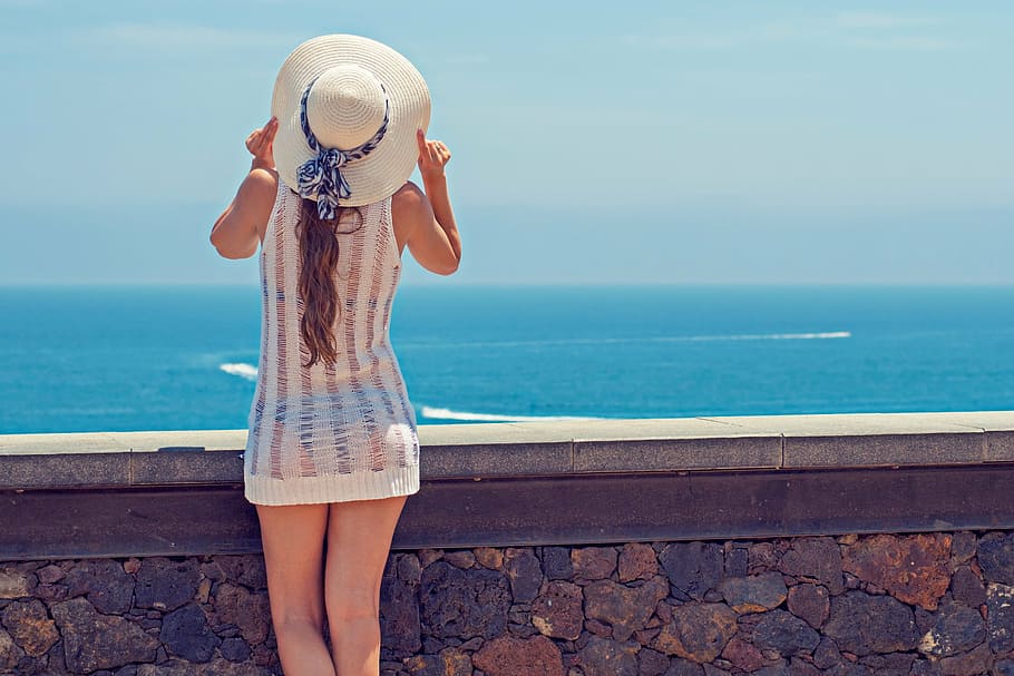 Mujer, blanco, mini vestido sin mangas, cuerpo, agua, durante el día, verano, vacaciones, mujer joven, océano